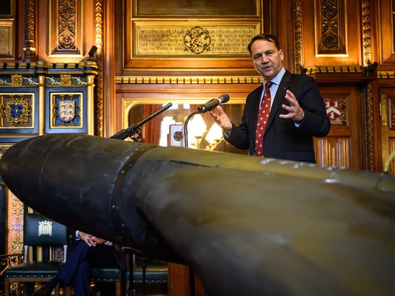 Сікорський закликав Європу готуватися до удару РФ