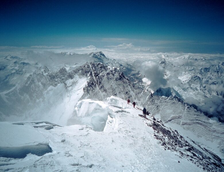 Сотні туристів досі чекають на порятунок на Евересті