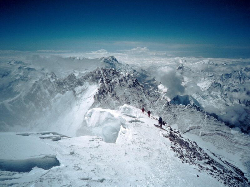 Сотні туристів досі чекають на порятунок на Евересті