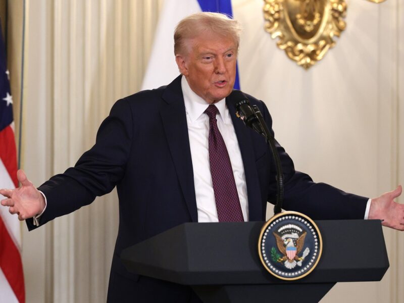 “Справді тупий”. Трамп висміює росіян