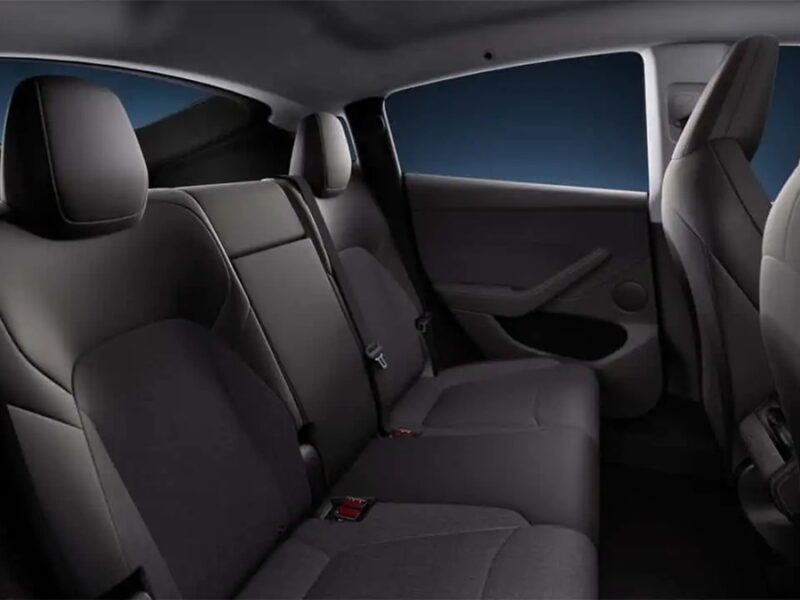 Tesla зекономила дивним способом: панорамний дах у Model Y тепер схований