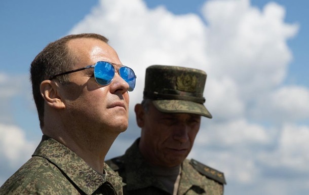 Tomahawk для України: Медведєв обізвав Трампа і “пригрозив” наслідками