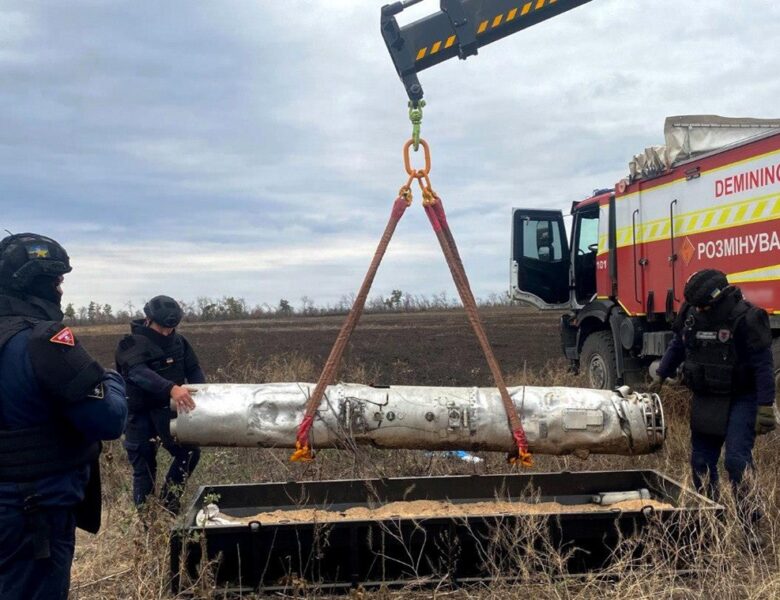 Тубус з нерозірваними авіаракетами РФ виявили в полі на Харківщині