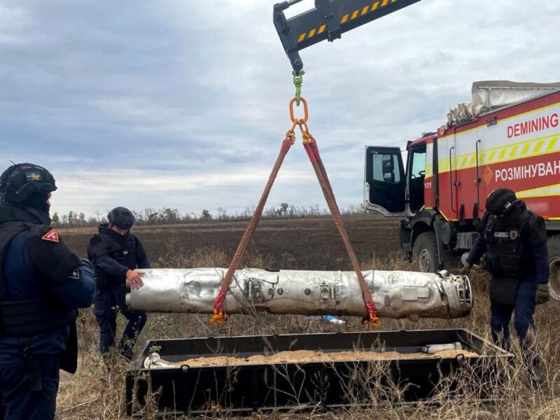 Тубус з нерозірваними авіаракетами РФ виявили в полі на Харківщині