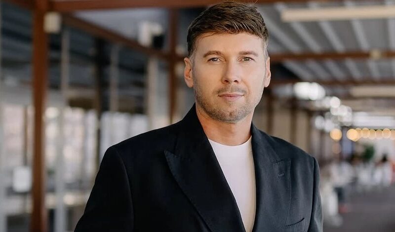 У дім українського режисера Олексія Комаровського влучив ворожий дрон