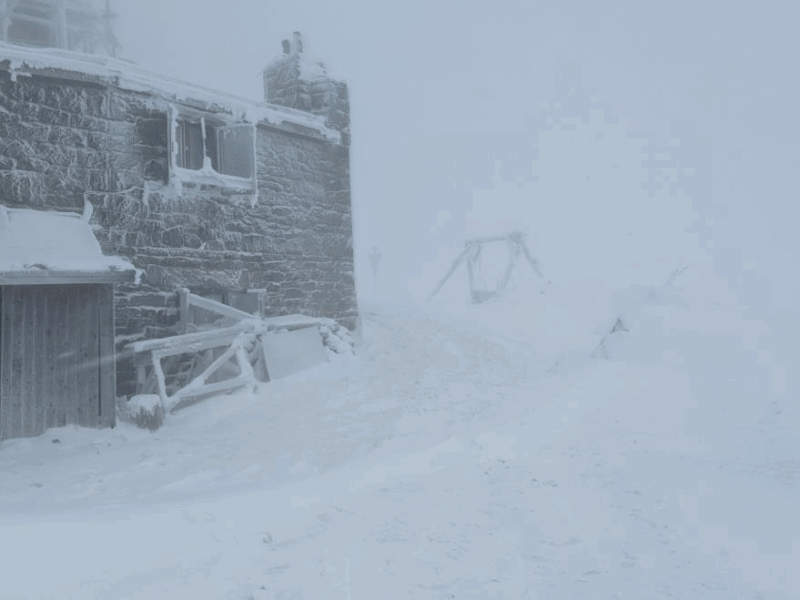 У Карпатах намело пів метра снігу й вдарив мороз