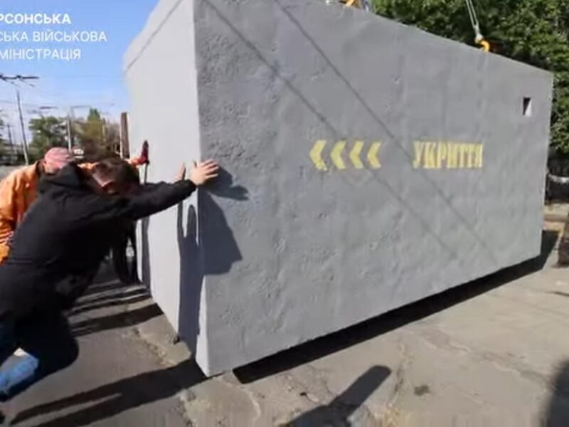 У Херсоні показали встановлення мобільного укриття