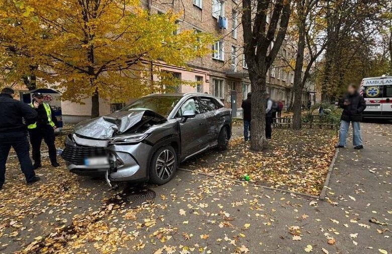 У Києві авто після ДТП вилетіло на тротурар, постраждали діти