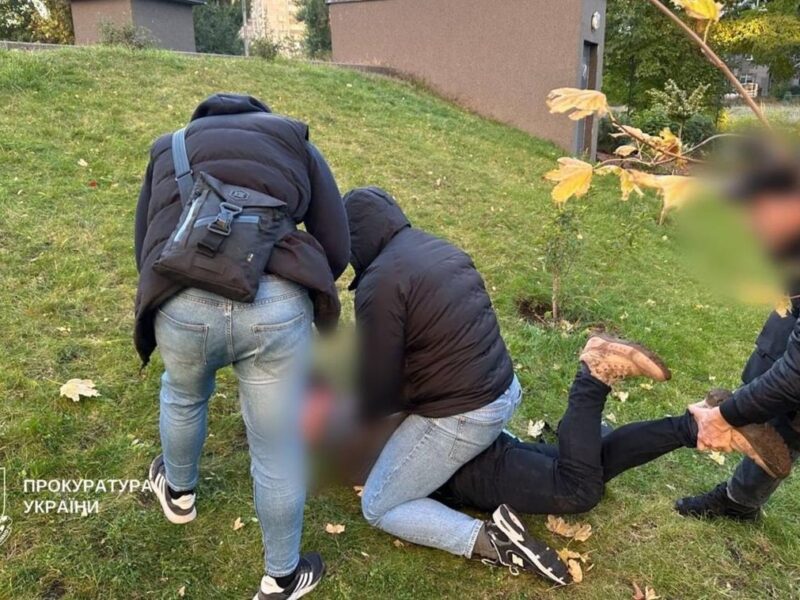 У Києві експатрульний вимагав хабар за фіктивне працевлаштування у виші