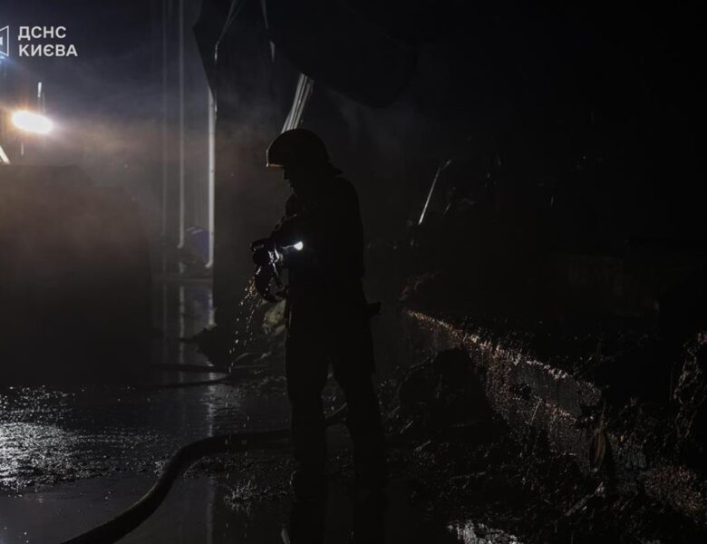 У Києві майже добу гасили пожежу після удару РФ
