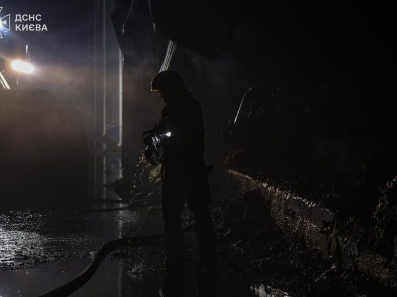 У Києві майже добу гасили пожежу після удару РФ