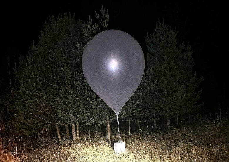 У Литві затримали шестеро людей через метеокулі з контрабандними цигарками