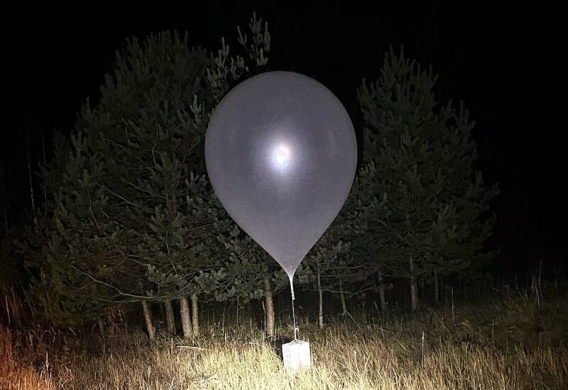 У Литві затримали шестеро людей через метеокулі з контрабандними цигарками