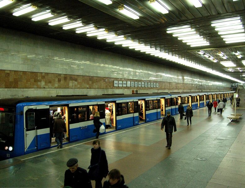 У метро Києва пасажир впав на колії
