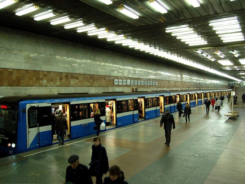 У метро Києва пасажир впав на колії