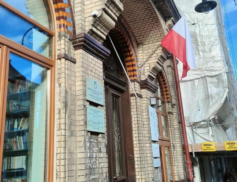 У Польщі з почесного консульства України зірвали прапор