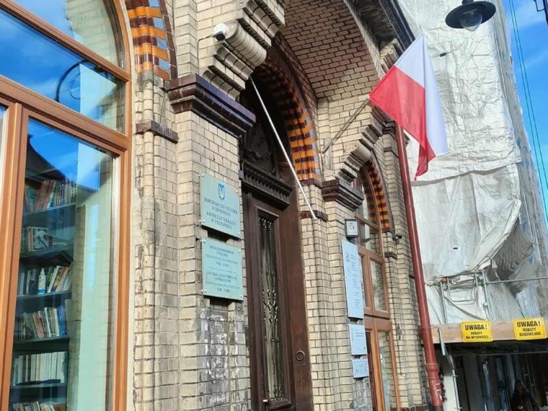 У Польщі з почесного консульства України зірвали прапор