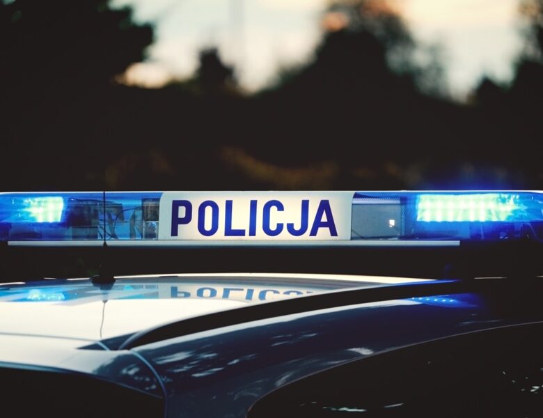 У Польщі затримала чоловіків, які зірвали прапор з консульства України