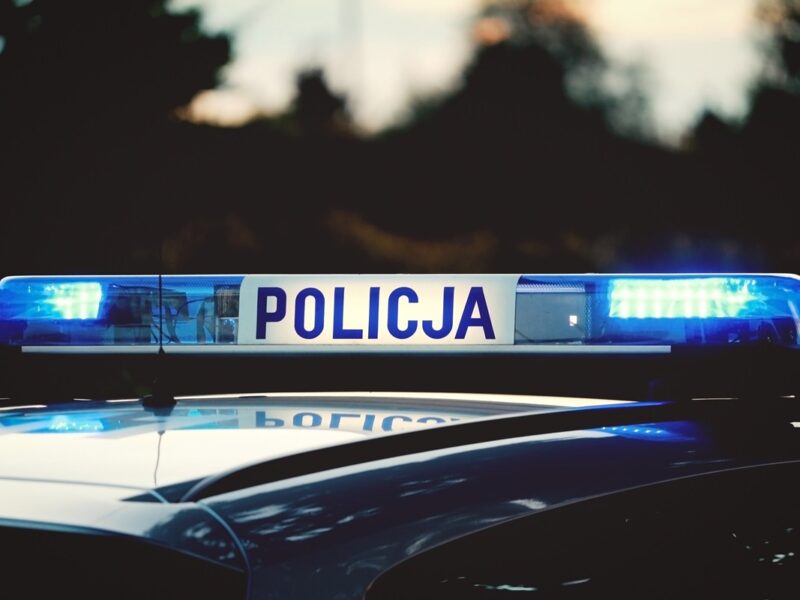 У Польщі затримала чоловіків, які зірвали прапор з консульства України