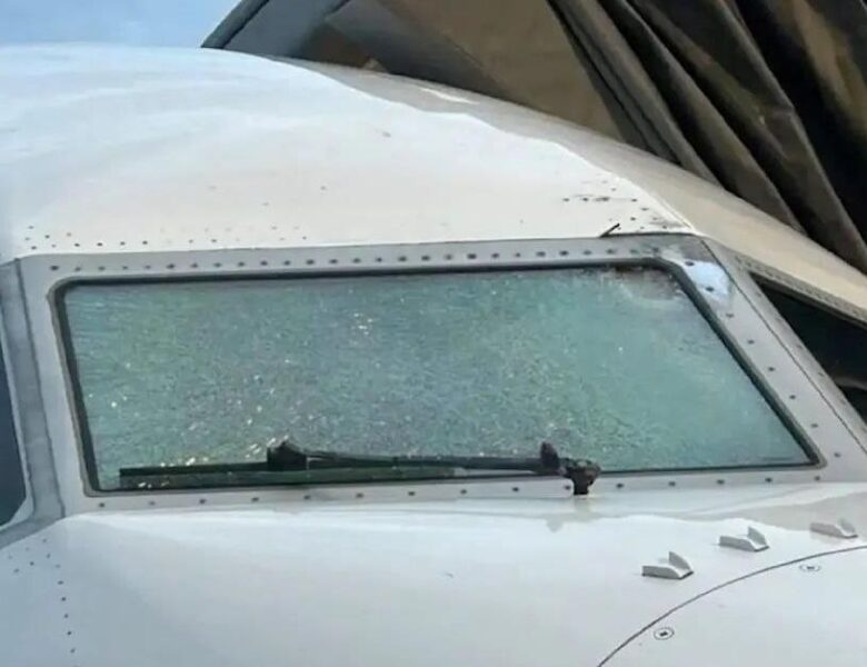 У США в літаку тріснуло скло на висоті 11 км: поранено пілота