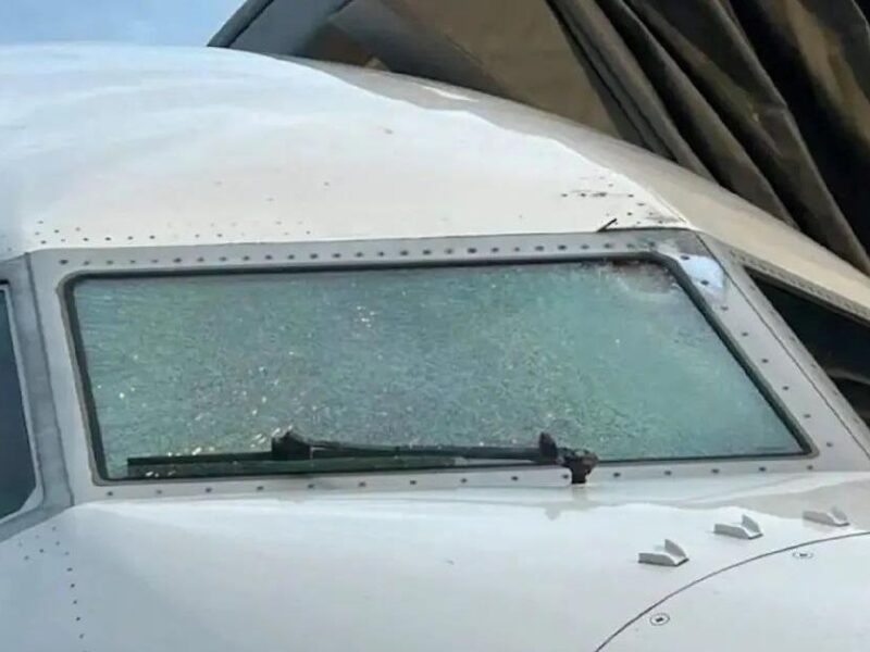 У США в літаку тріснуло скло на висоті 11 км: поранено пілота