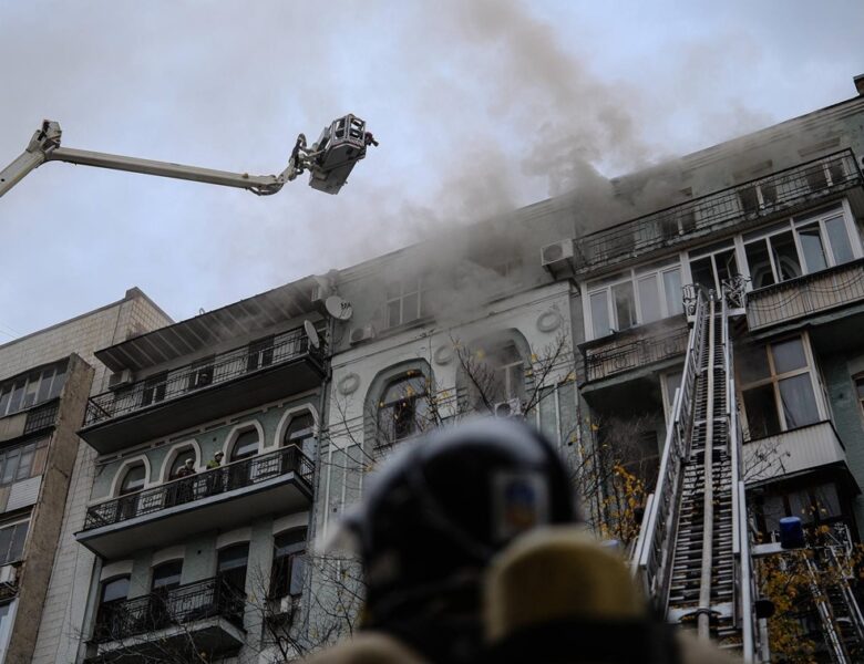 У центрі Києва з вечора палає багатоповерхівка