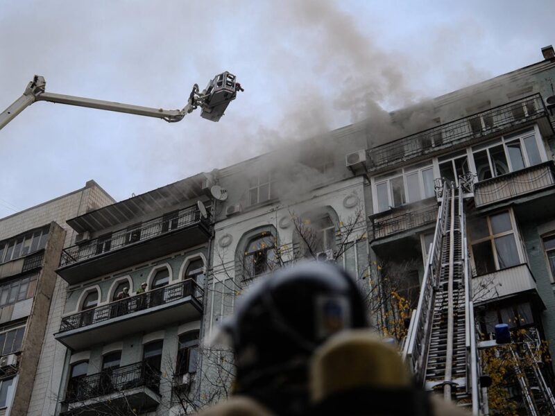 У центрі Києва з вечора палає багатоповерхівка