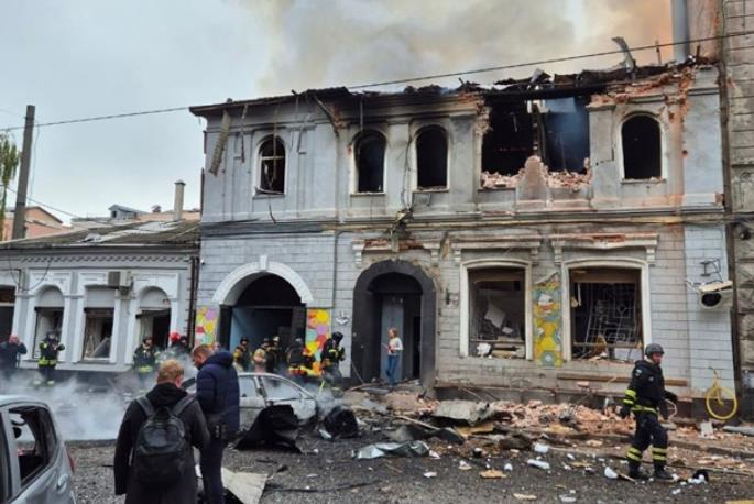 Удар по дитсадку в Харкові: поліція показала перші кадри після влучання