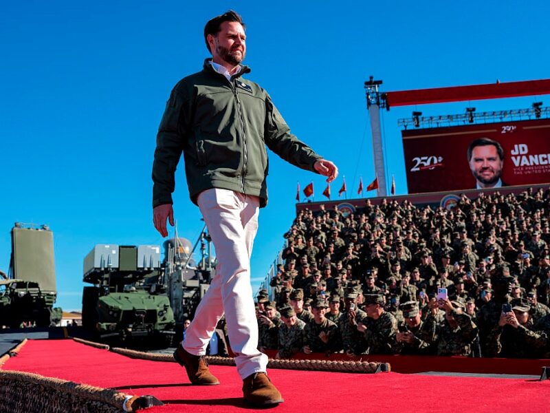 Уламки снаряда влучили у кортеж віцепрезидента США Венса