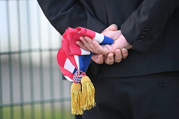 Услід за премʼєром: міністр оборони Франції подав у відставку