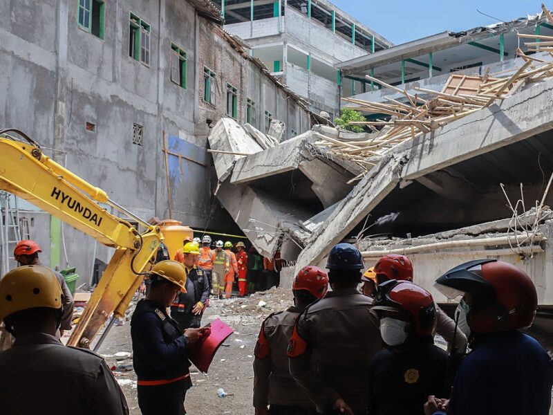 В Індонезії обвалилася школа: загинули понад 50 людей