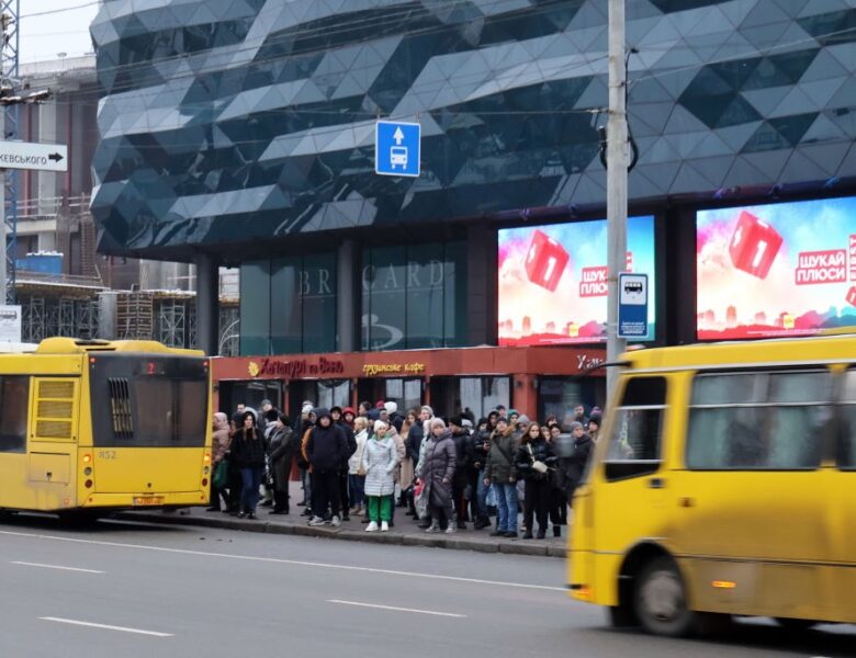 В Києві частково замінили електротранспорт автобусами