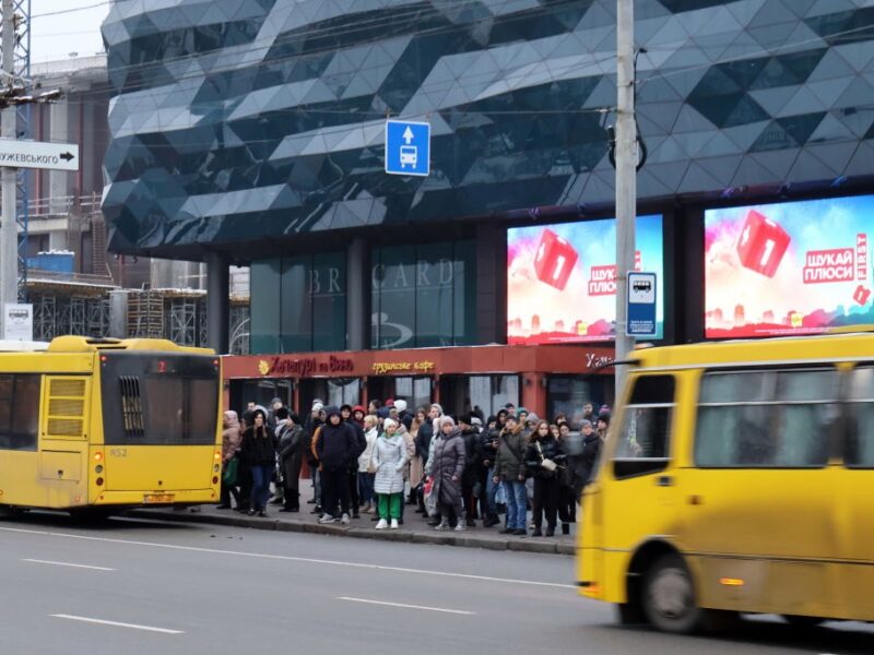 В Києві частково замінили електротранспорт автобусами