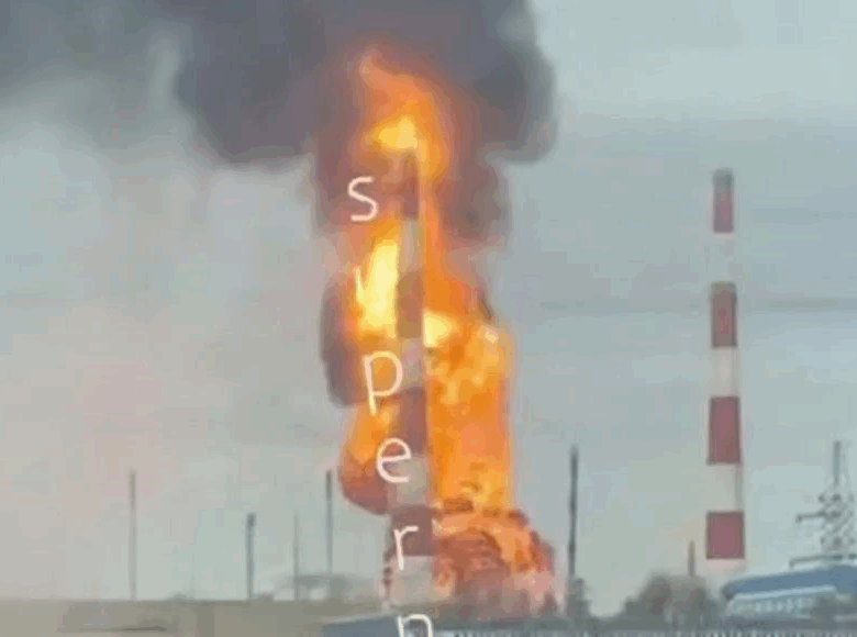 В Оренбурзі палає газопереробний завод