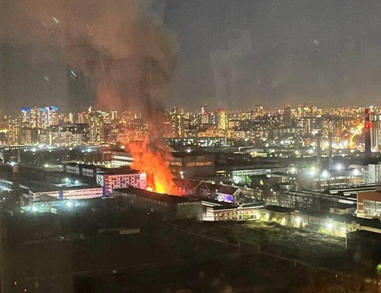 В Єкатеринбурзі спалахнула масштабна пожежа