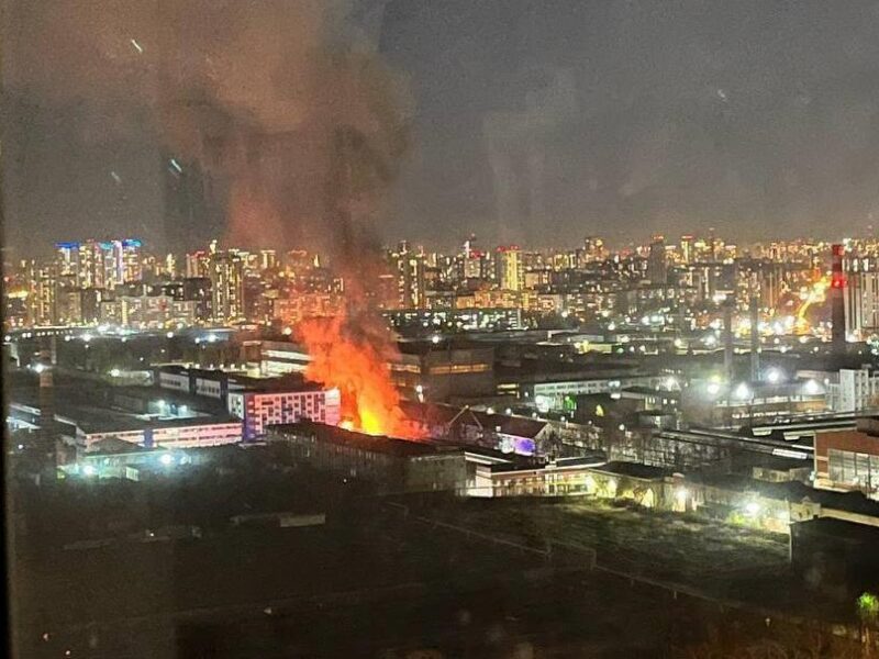 В Єкатеринбурзі спалахнула масштабна пожежа