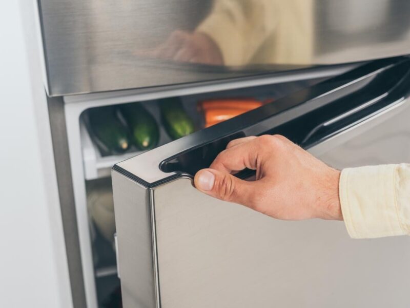 Як розморозити холодильник: поради для щоденного комфорту