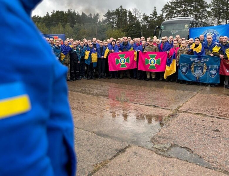 З полону повернулись 205 військових і цивільних