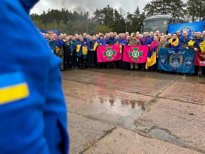 З полону повернулись 205 військових і цивільних