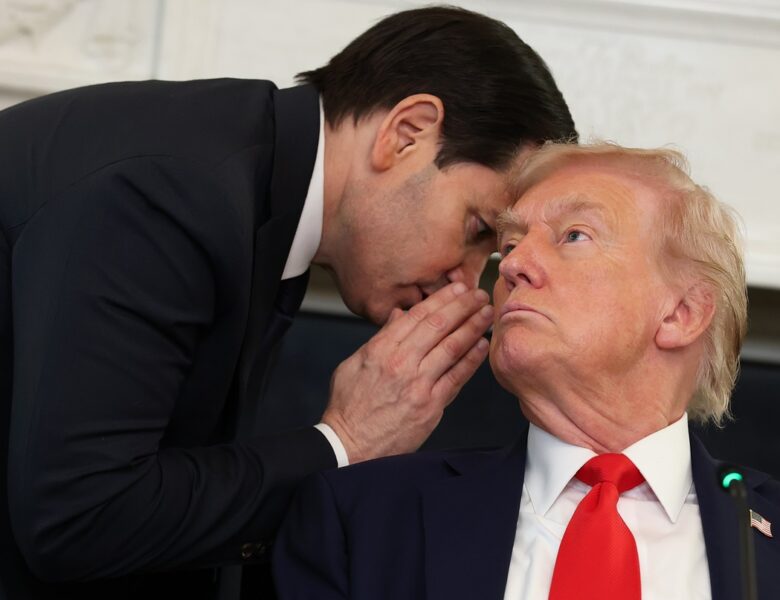 ЗМІ дізналися, хто переконав Трампа запровадити санкції проти РФ