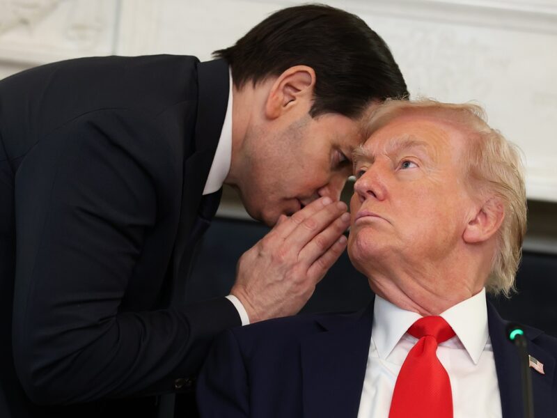 ЗМІ дізналися, хто переконав Трампа запровадити санкції проти РФ