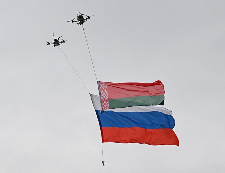 Зросло число білорусів, що вважають Росію небезпечнішою за США – СЗР