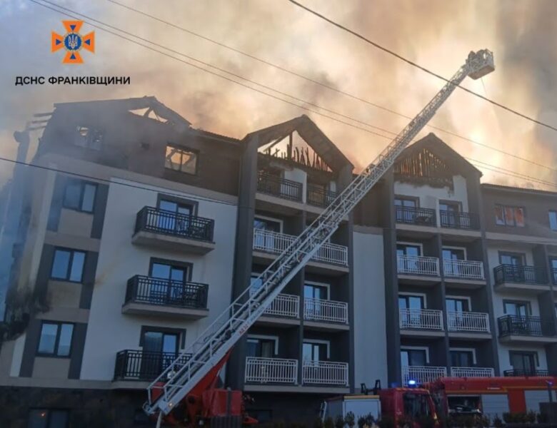 Прикарпаття: рятувальники ліквідовують масштабну пожежу в Поляниці