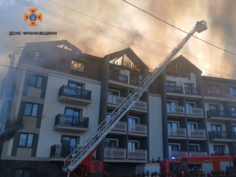 Прикарпаття: рятувальники ліквідовують масштабну пожежу в Поляниці