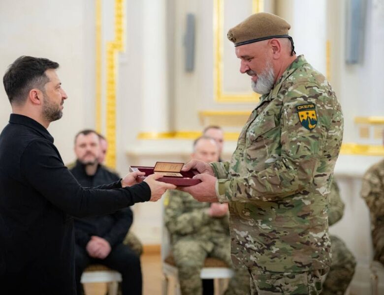 Володимир Зеленський вручив державні нагороди українським героям