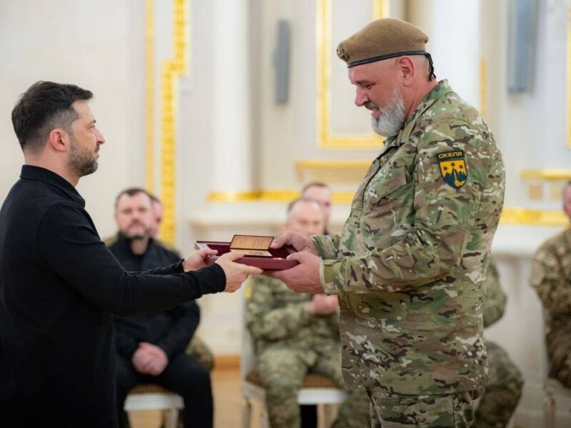 Володимир Зеленський вручив державні нагороди українським героям