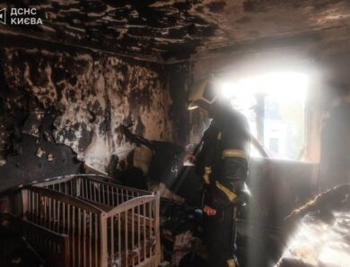 Атака на Київ: рятувальник гасив власну квартиру