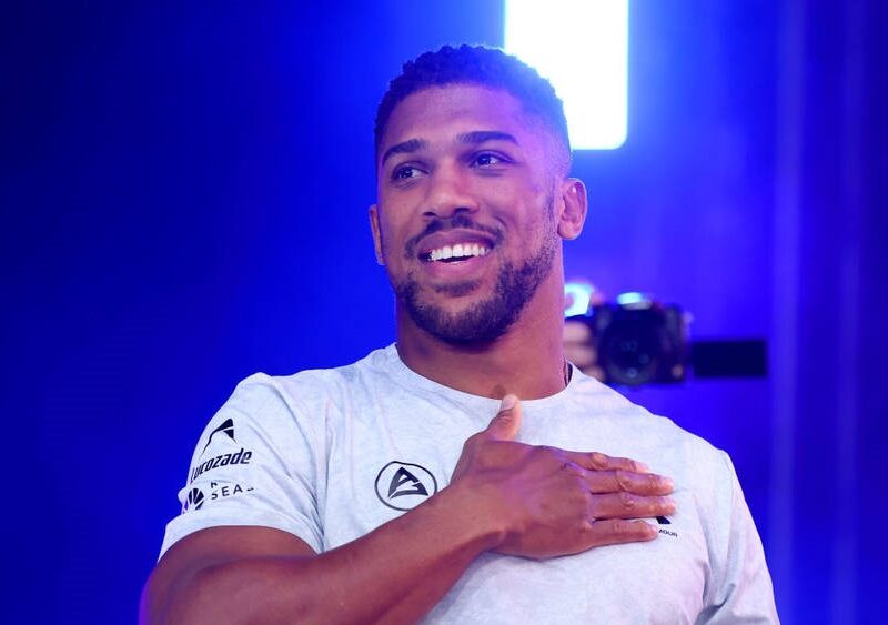 Джошуа розглядає можливість тренуватися в таборі Усика