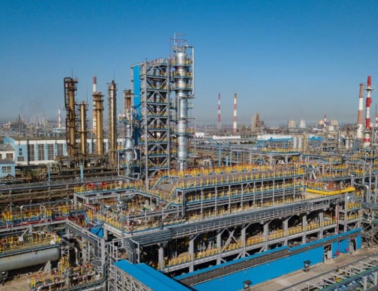 Газпром продасть найбільший нафтохімічний комплекс РФ компанії друга Путіна