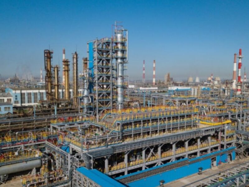 Газпром продасть найбільший нафтохімічний комплекс РФ компанії друга Путіна